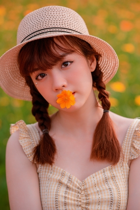 春日小清新戴帽叼花美女图片